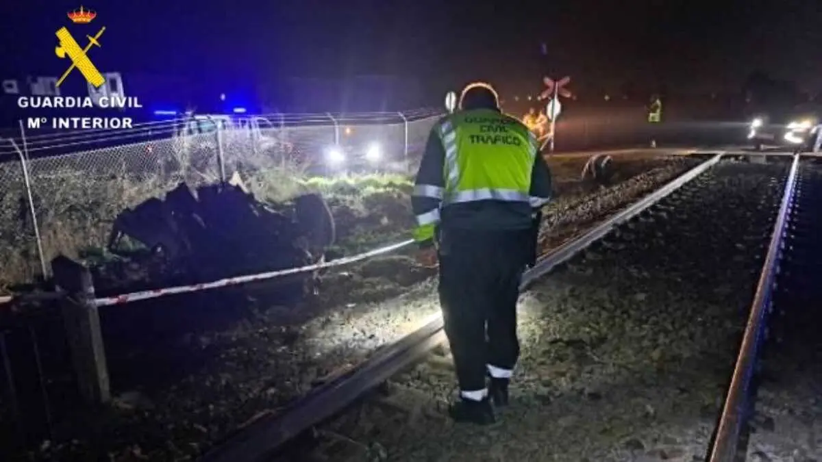 Muere un hombre arrollado por un tren Alvia en Talavera de la Reina (Toledo). En la imagen un agente de la Guardia Civil en el lugar del accidente
