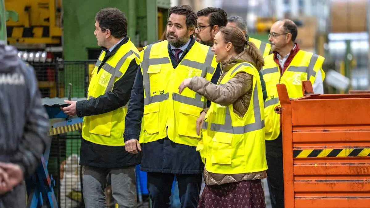El presidente del PP de Castilla-La Mancha, Paco N&uacute;&ntilde;ez, durante la visita a la empresa Symaga S.A. en Arenas de San Juan (Ciudad Real)