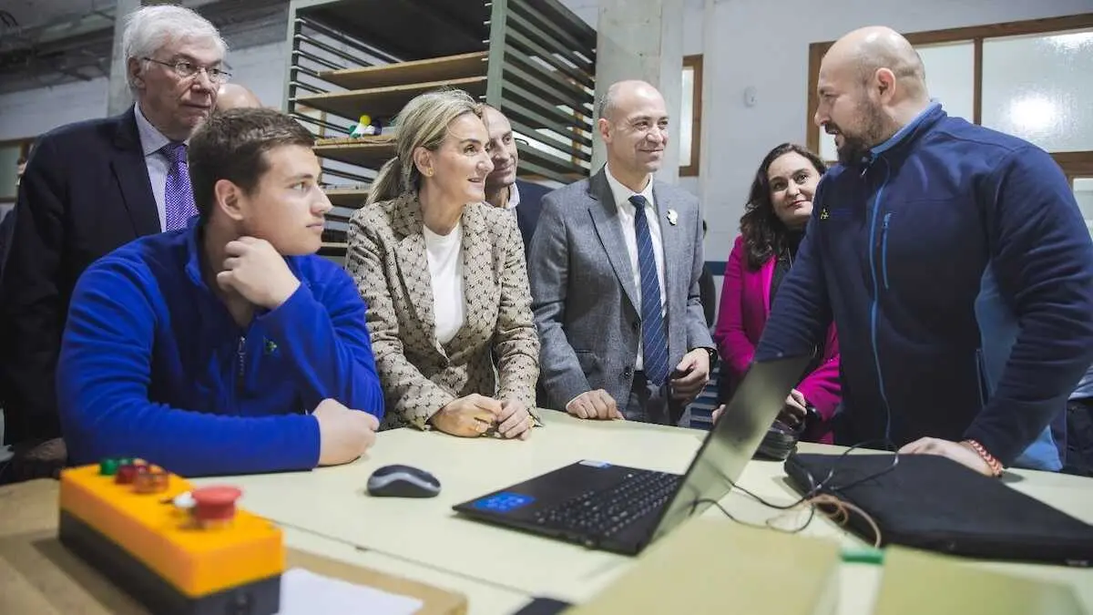 La ministra de Educaci&oacute;n, Formaci&oacute;n Profesional y Deportes, Milagros Tol&oacute;n, en su visita al Centro Integrado de Formaci&oacute;n Profesional Condestable &Aacute;lvaro de Luna de Illescas (Toledo)