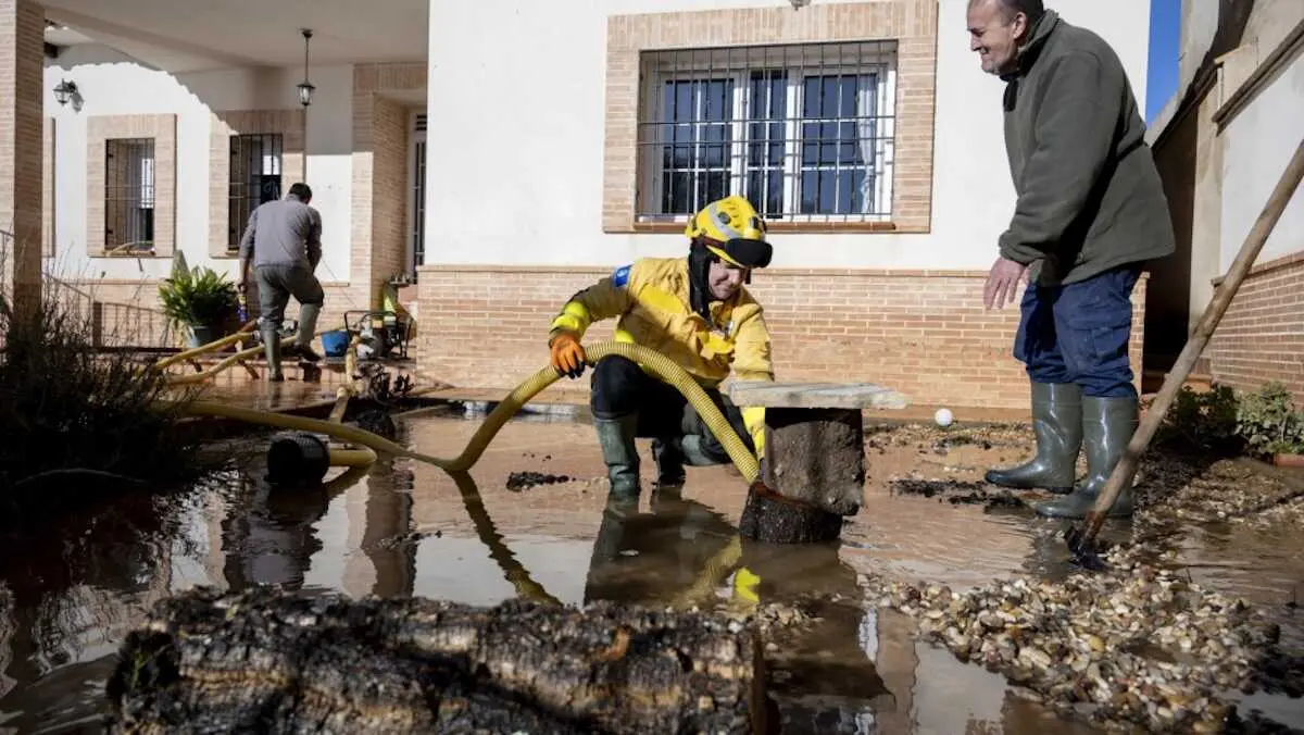 La localidad ciudadreale&ntilde;a de El Robledo vive este s&aacute;bado una jornada de "calma tensa" por el caudal del r&iacute;o Bullaque tras una noche "un poco complicada" en la que hubo que tomar "decisiones urgentes" para que el agua no afectara a las viviendas - EFE/Jes&uacute;s Monroy