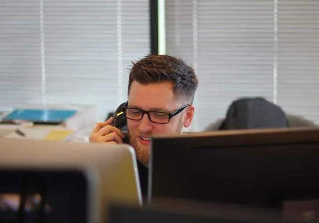 Una sola llamada es suficiente: la estafa que te deja sin trabajo y con una deuda