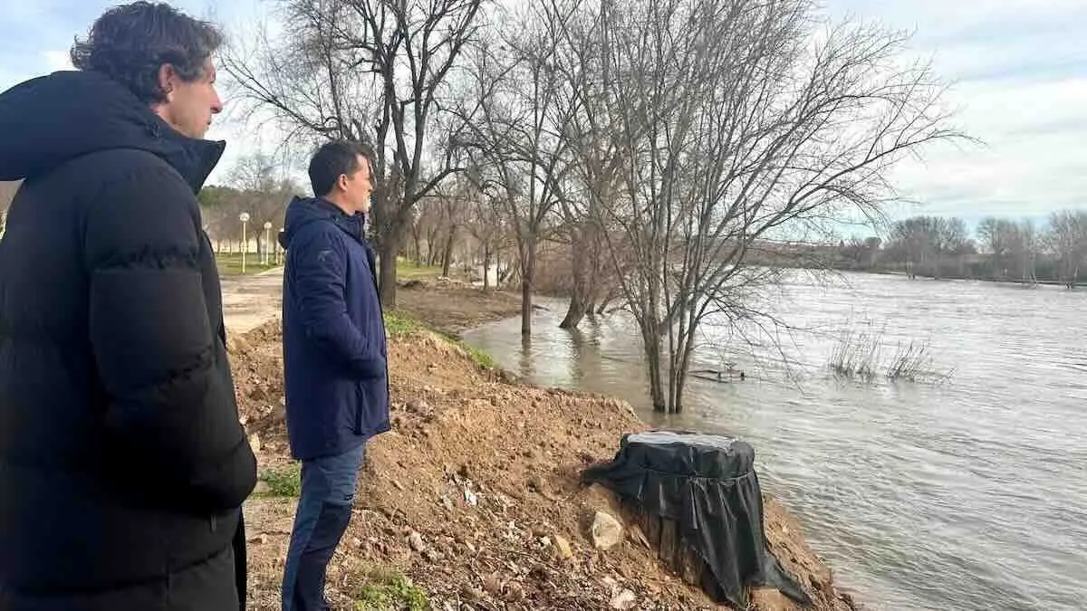 El alcalde de Toledo, Carlos Vel&aacute;zquez, acompa&ntilde;ado por el concejal del R&iacute;o Tajo, Medioambiente y Deportes, Rub&eacute;n Lozano, ha recorrido el entorno del Parque de Safont, junto a las riberas del r&iacute;o