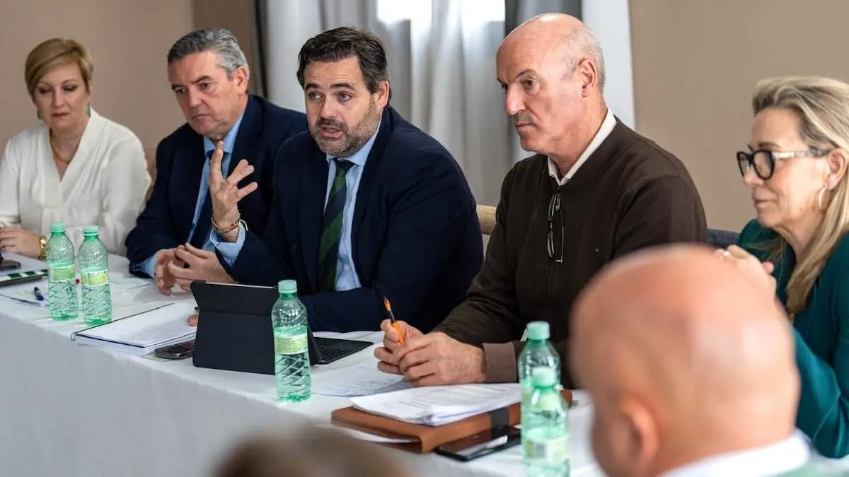 El presidente del PP de Castilla-La Mancha, Paco N&uacute;&ntilde;ez, reunido con la Federaci&oacute;n de Usuarios de Aguas del Guadiana