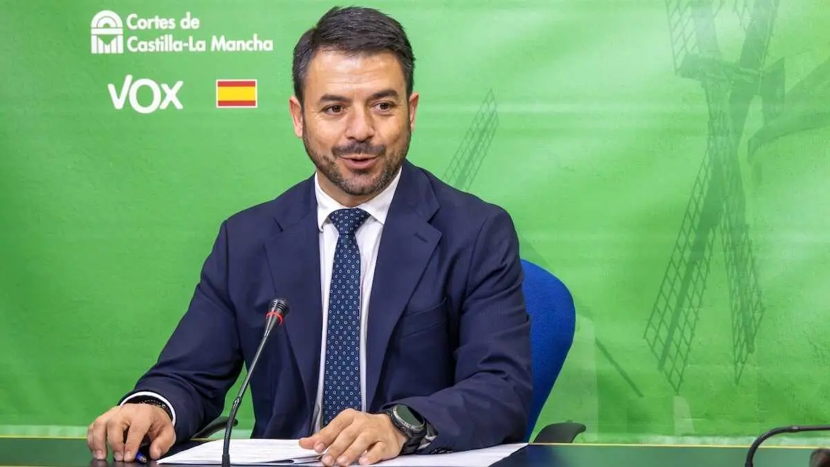 El portavoz de Vox en las Cortes de Castilla-La Mancha, Iv&aacute;n S&aacute;nchez, en rueda de prensa