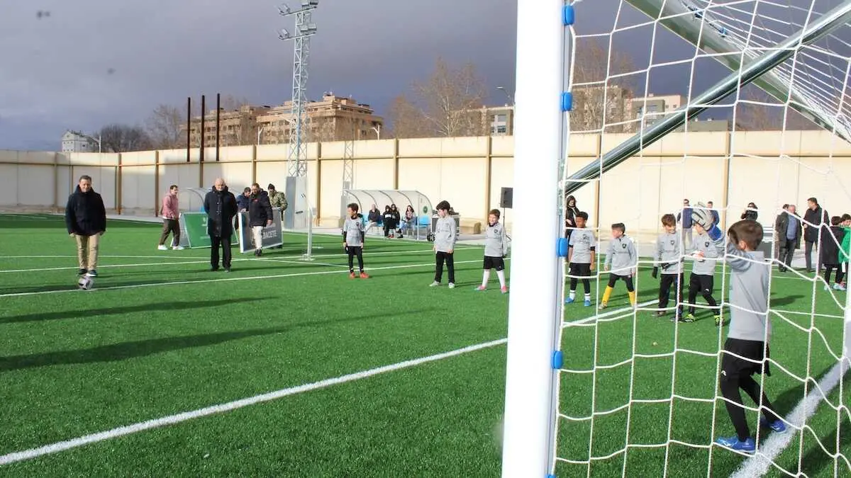 Albacete inaugura dos campos de f&uacute;tbol que duplican las horas de uso