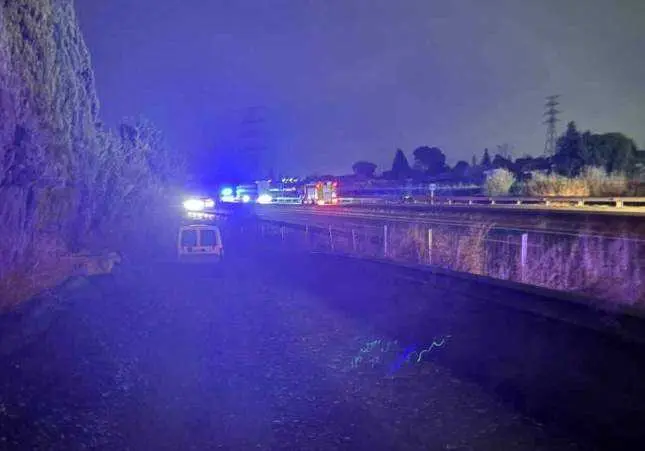 Encuentran a un chico muerto tirado en una cuneta a unos metros de su moto
