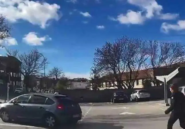VIDEO. Embiste el coche de unos ladrones para que no escapen tras un robo