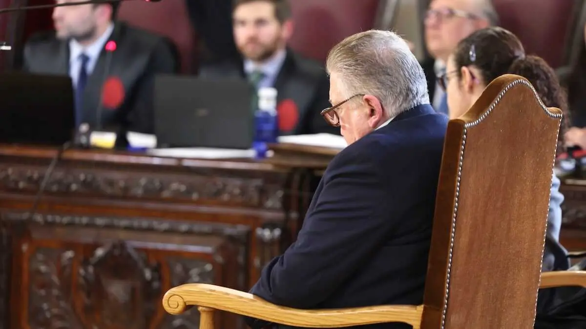 El m&eacute;dico y la enfermera a los que se juzga en la Audiencia provincial de Toledo por un delito de omisi&oacute;n del deber de socorro a un joven de 21 a&ntilde;os que se desmay&oacute; mientras jugaba un partido de f&uacute;tbol en Corral de Almaguer (Toledo) en enero de 2018 y que falleci&oacute; al d&iacute;a siguiente - EFE/Ismael Herrero