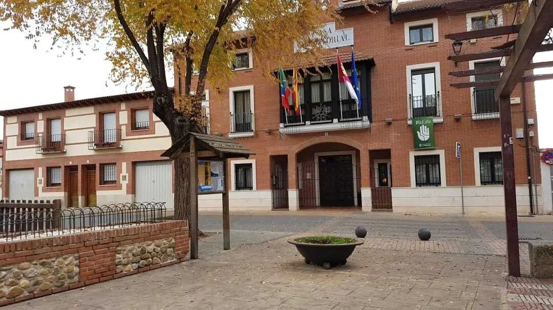 En la imagen de archivo el Ayuntamiento de Alovera (Guadalajara)