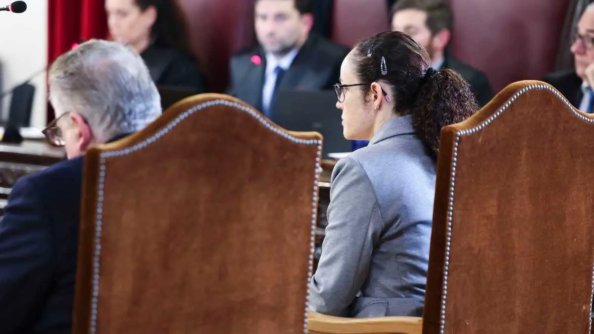 El m&eacute;dico y la enfermera a los que se juzga en la Audiencia provincial de Toledo por un delito de omisi&oacute;n del deber de socorro a un joven de 21 a&ntilde;os que se desmay&oacute; mientras jugaba un partido de f&uacute;tbol en Corral de Almaguer (Toledo) en enero de 2018 y que falleci&oacute; al d&iacute;a siguiente - EFE/Ismael Herrero