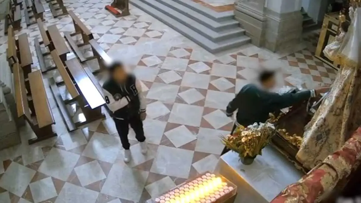 Detenidos dos hermanos por robar el dinero de un lampadario de la iglesia de Puente del Arzobispo (Toledo)