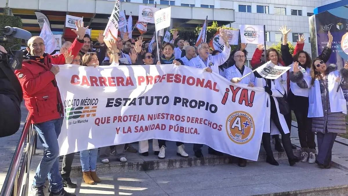 Los sindicatos CESM y Simefyr cifran en el 80% el seguimiento de la huelga m&eacute;dica en el Sescam. En la imagen la concentraci&oacute;n durante la huelga de m&eacute;dicos este viernes en Albacete
