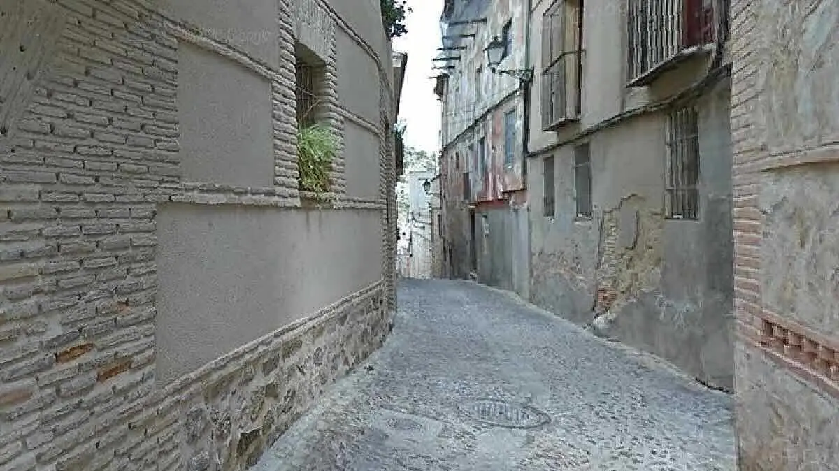 Apu&ntilde;alan a un joven de 23 a&ntilde;os en una calle del Casco de Toledo