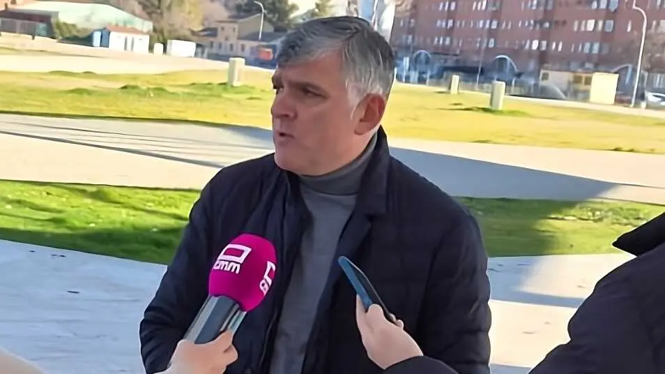 El presidente del PSOE en las Cortes de Castilla-La Mancha, &Aacute;ngel Tom&aacute;s Godoy, atendiendo a los medios de comunicaci&oacute;n