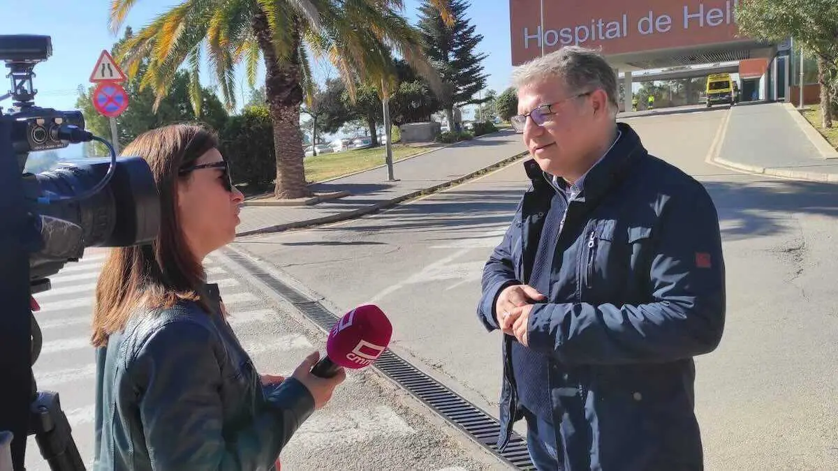 El alcalde de Hell&iacute;n (Albacete), Manuel Serena, atendiendo a los medios este domingo a las puertas del hospital