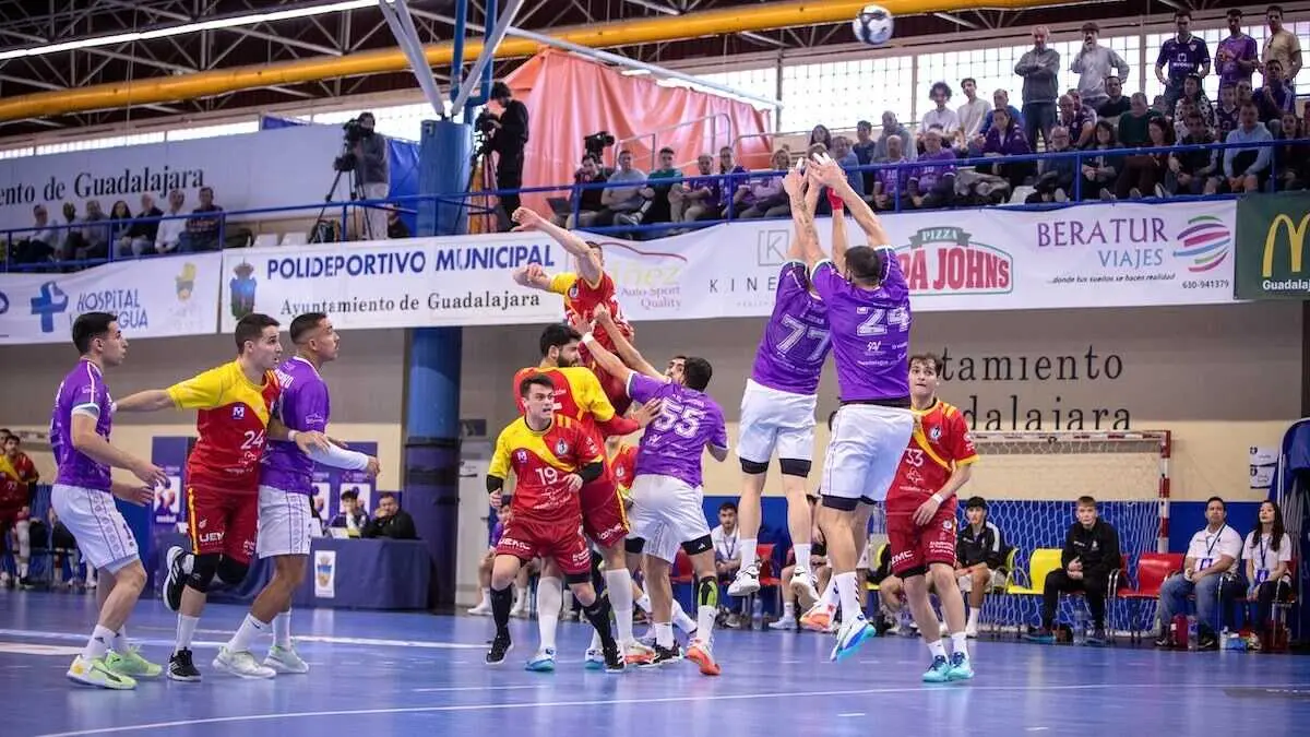El BM Guadalajara atropella al Valladolid (31-25) y sale del pozo - Fotograf&iacute;a: Santi Molina