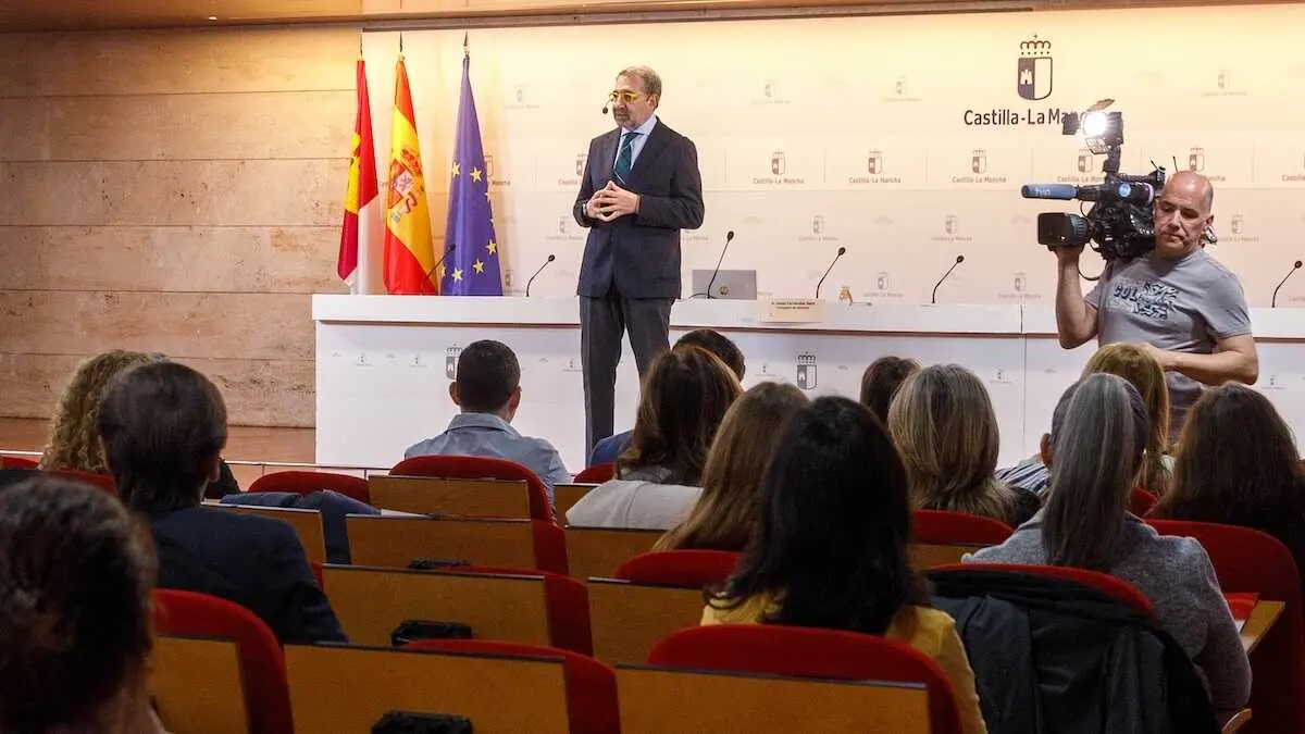 El consejero de Sanidad, Jes&uacute;s Fern&aacute;ndez Sanz, inaugura la jornada de presentaci&oacute;n de la Estrategia Sanitaria y Sociosanitaria de Enfermedades Raras de Castilla-La Mancha, en el sal&oacute;n de actos de la Consejer&iacute;a de Sanidad.
