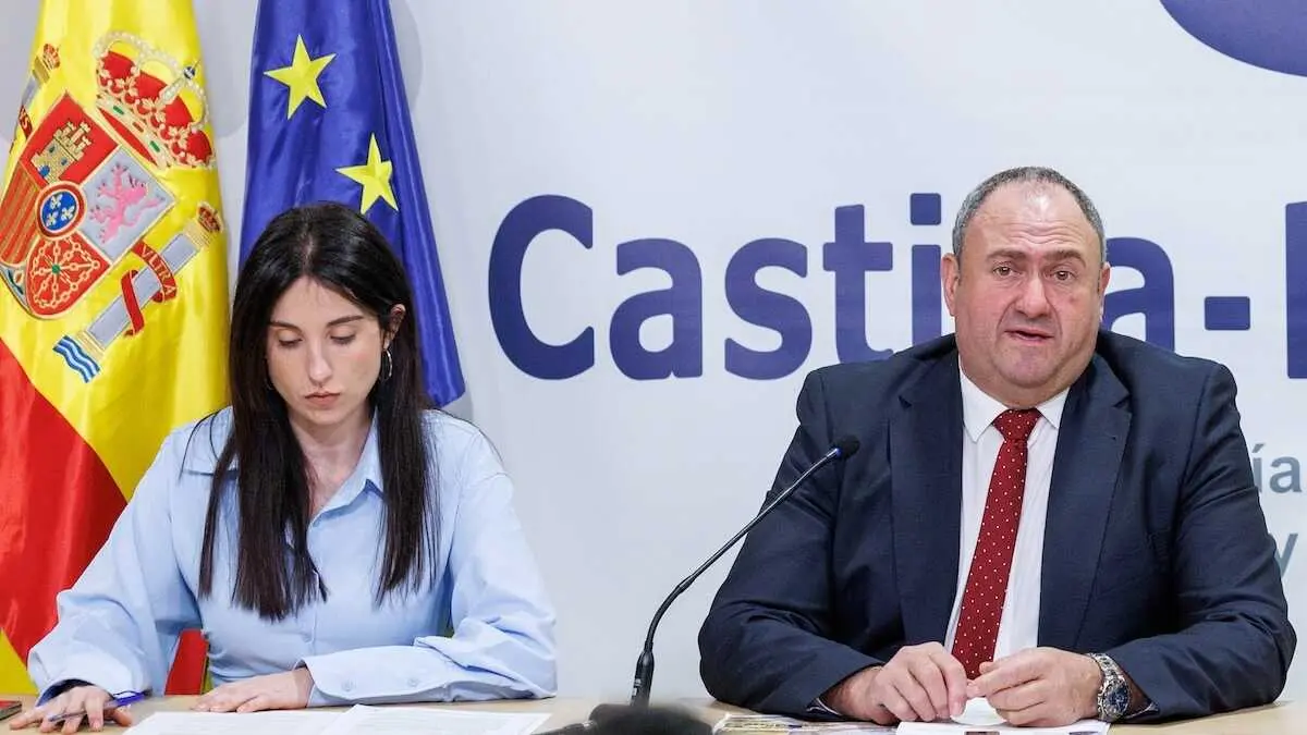 El consejero de Agricultura, Ganader&iacute;a y Desarrollo Rural, Juli&aacute;n Mart&iacute;nez Liz&aacute;n, preside la Comisi&oacute;n de Seguros Agrarios que se celebra en la sala de juntas de la Consejer&iacute;a