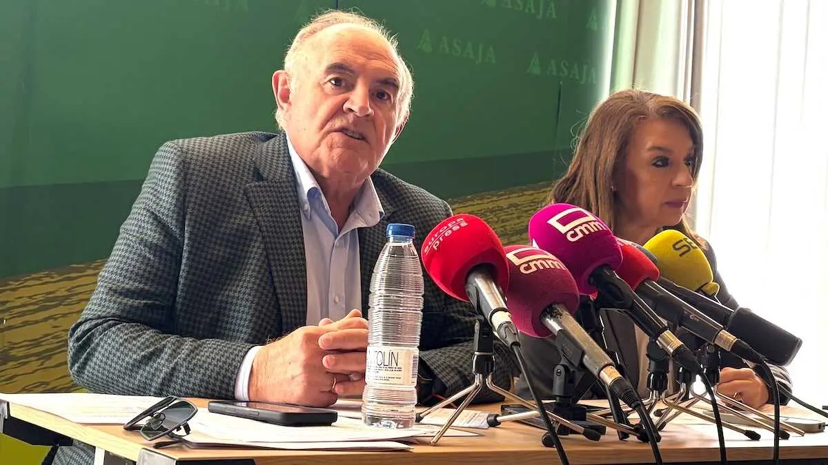 El presidente de Asaja Castilla-La Mancha, Jos&eacute; Mar&iacute;a Fresneda, durante la rueda de prensa que ha ofrecido junto a la vicepresidenta de la organizaci&oacute;n, Blanca Corroto