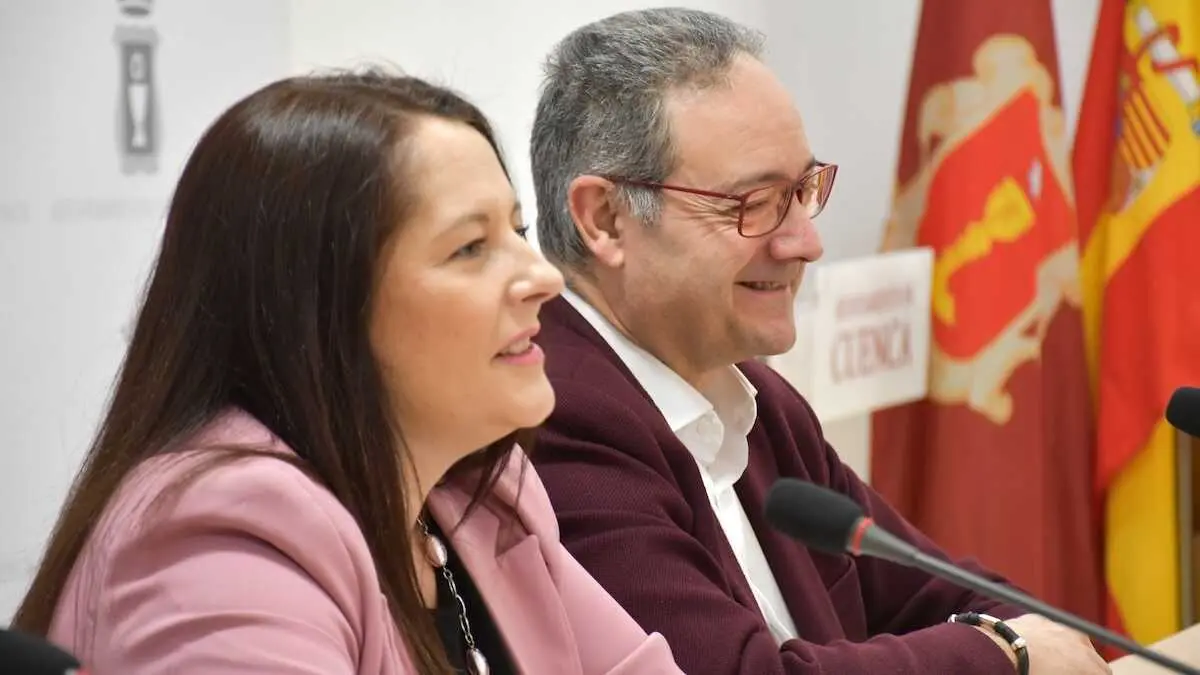 Los ediles del equipo de Gobierno del Ayuntamiento de Cuenca, Saray Portillo y&nbsp;Juan Manuel Mart&iacute;nez Melero, en rueda de prensa
