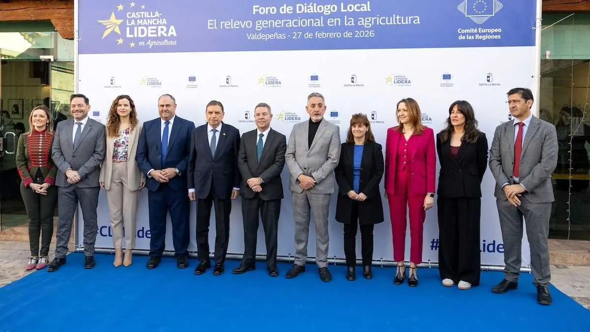 El presidente de Castilla-La Mancha, Emiliano Garc&iacute;a-Page, ha inaugurado junto al ministro de Agricultura, Alimentaci&oacute;n y Pesca, Luis Planas, el Foro de Di&aacute;logo Local &lsquo;El relevo generacional en la agricultura&rsquo; en la antigua Bodega Los Llanos de Valdepe&ntilde;as (Ciudad Real)