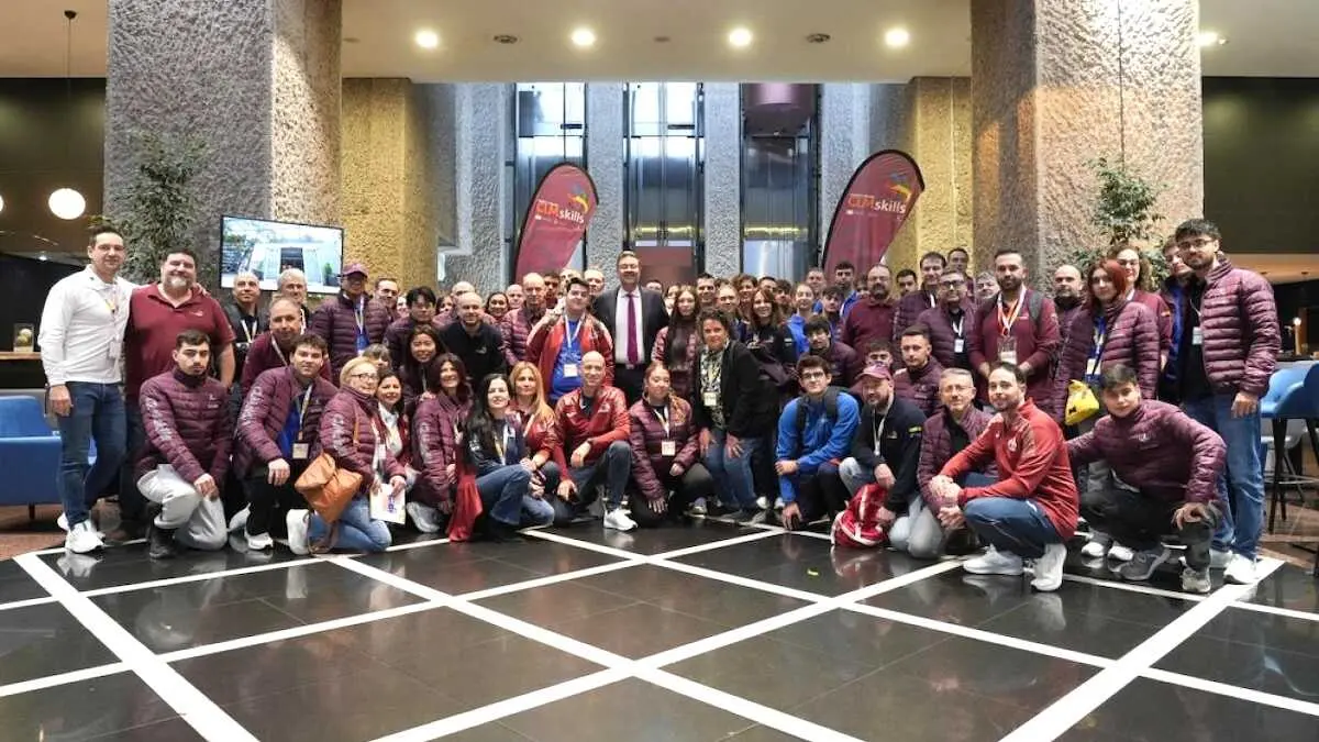 El consejero de Educaci&oacute;n, Cultura y Deportes, Amador Pastor, durante su visita a los participantes de la regi&oacute;n en el campeonato nacional Spainskills que se celebra en Madrid