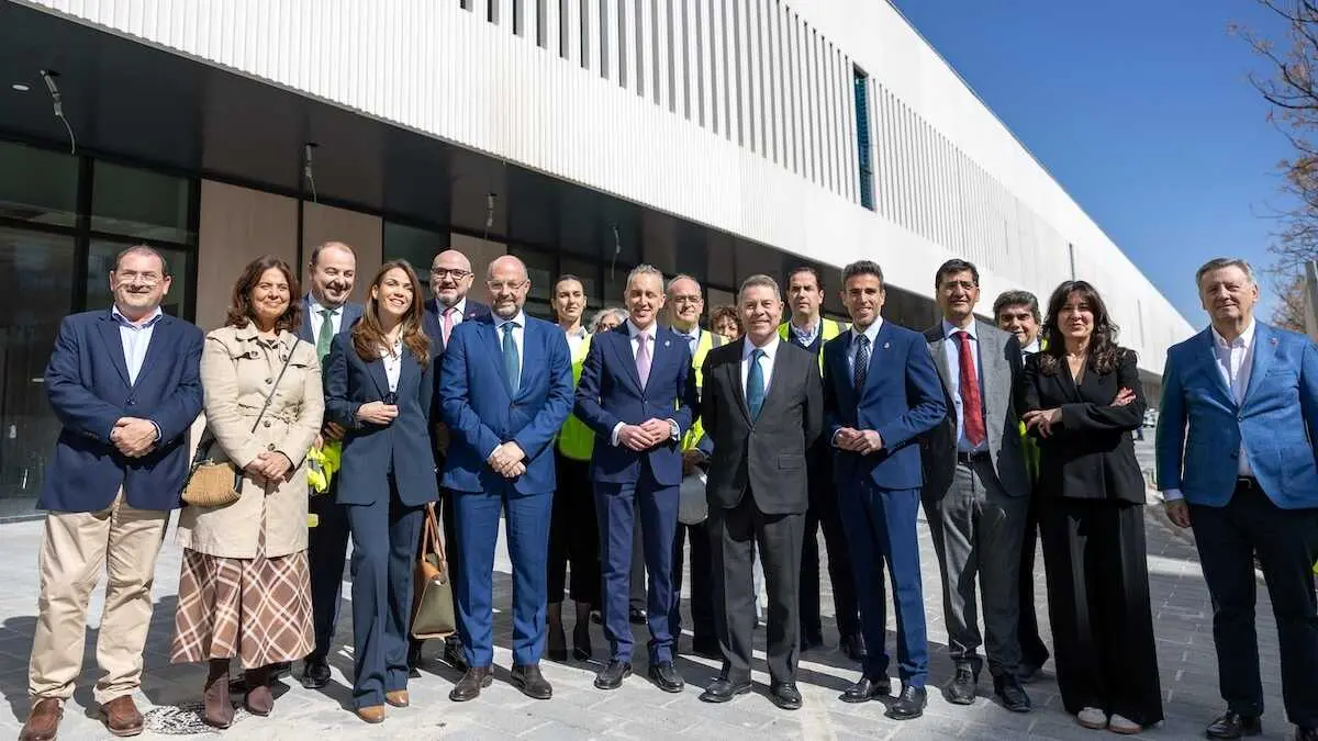 El presidente de Castilla-La Mancha, Emiliano Garc&iacute;a-Page, visita, en Puertollano (Ciudad Real), las obras del nuevo hospital.