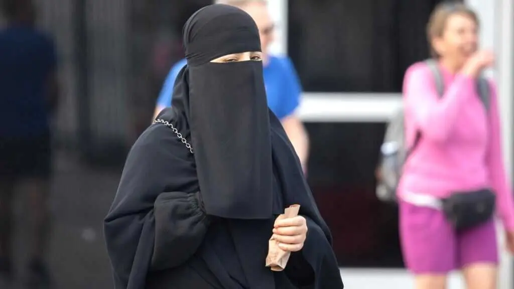 Los Ayuntamientos de Toledo y Talavera de la Reina proh&iacute;ben el burka en dependencias municipales