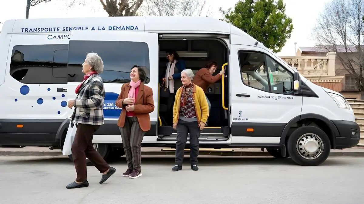 El servicio de transporte sensible a la demanda, puesto en marcha por la Junta para favorecer la movilidad en zonas despobladas de la regi&oacute;n, acumula m&aacute;s de 150.000 viajeros y un elevado grado de satisfacci&oacute;n por parte de los usuarios que utilizan este 'VTC rural', pionero en Espa&ntilde;a - EFE/Jes&uacute;s Monroy
