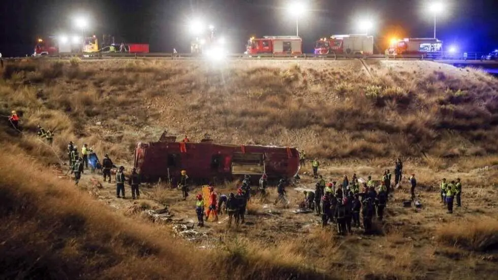 Imagen de archivo de un accidente de tr&aacute;fico con un autob&uacute;s implicado tras salirse de la v&iacute;a y caer por un terrapl&eacute;n