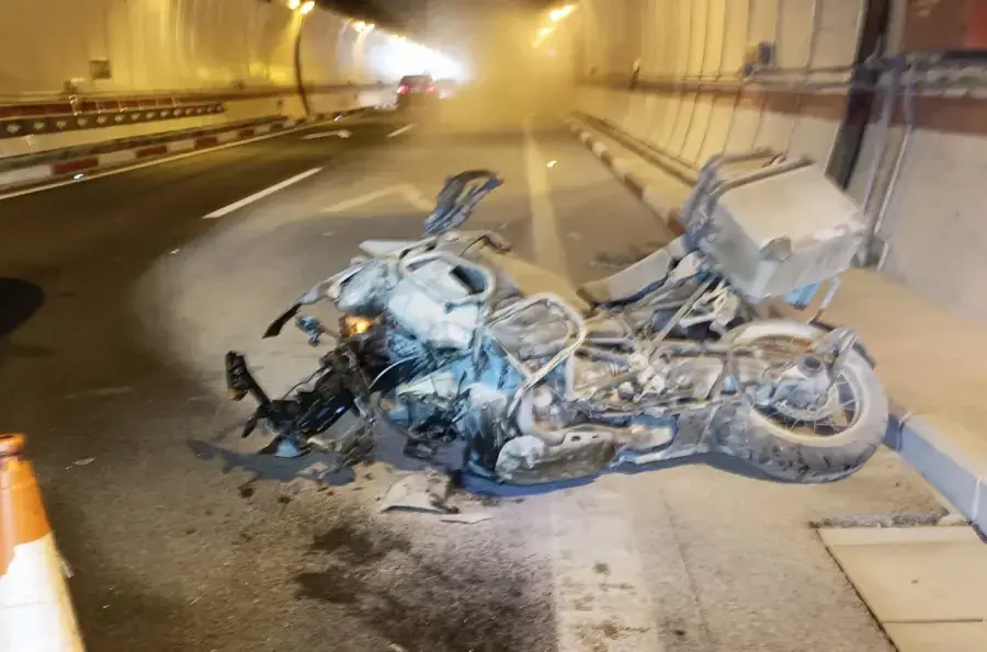 Muere un joven motorista tras colisionar contra el muro en un t&uacute;nel