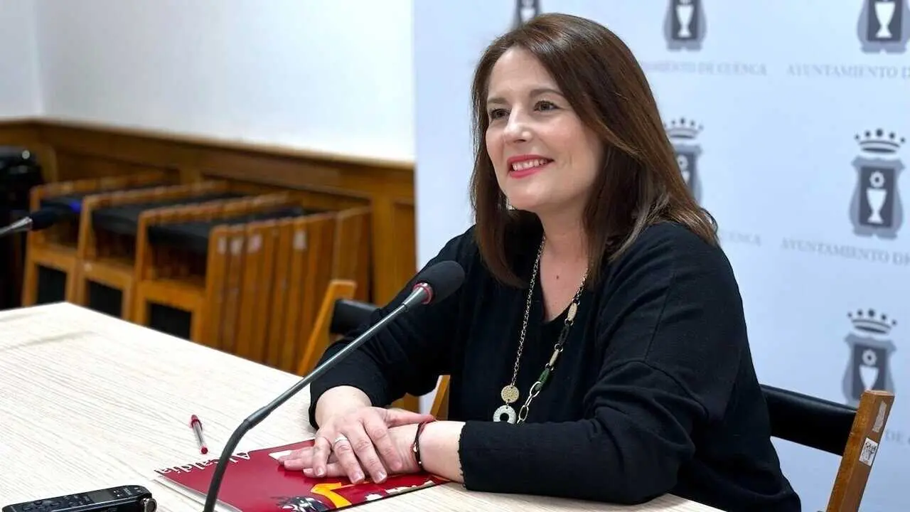La portavoz del equipo de Gobierno del Ayuntamiento de Cuenca, Saray Portillo, en rueda de prensa