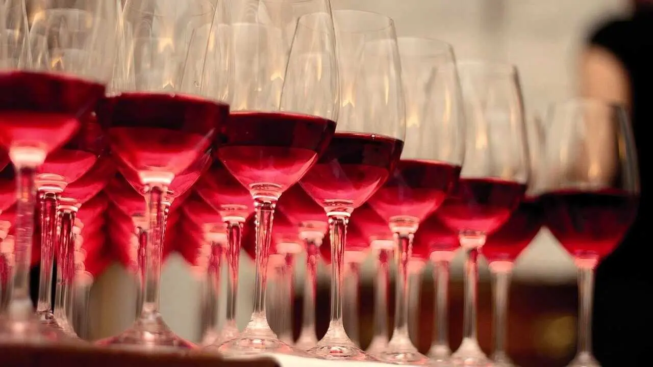 Trump amenaza con un arancel del 200% al vino y otras bebidas alcoh&oacute;licas de la UE