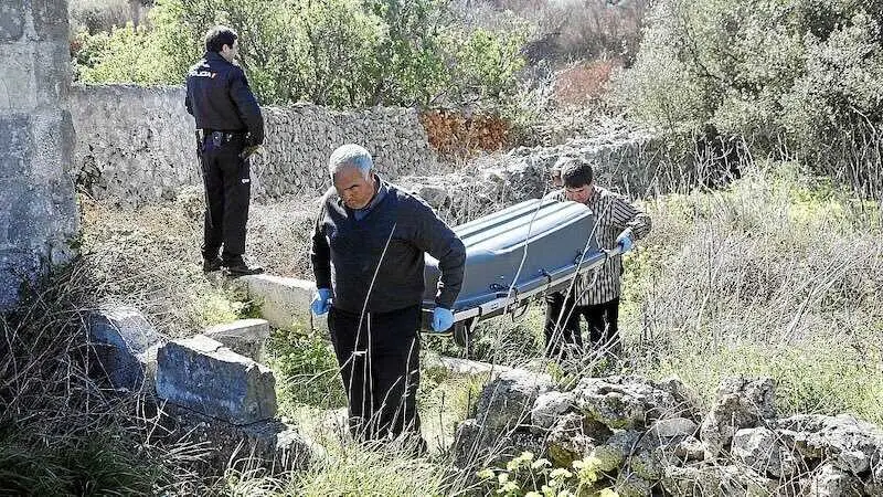 En la imagen de archivo de Menorca.info operarios trasladas un cad&aacute;ver hallado en un paraje custodiados por Polic&iacute;a Nacional