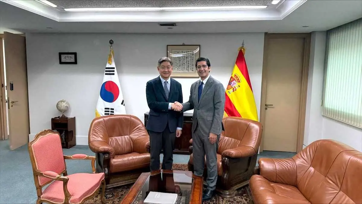 El vicepresidente segundo del Gobierno regional, Jos&eacute; Manuel Caballero, y el embajador de la Rep&uacute;blica de Corea en Espa&ntilde;a, Lim Soosuk.