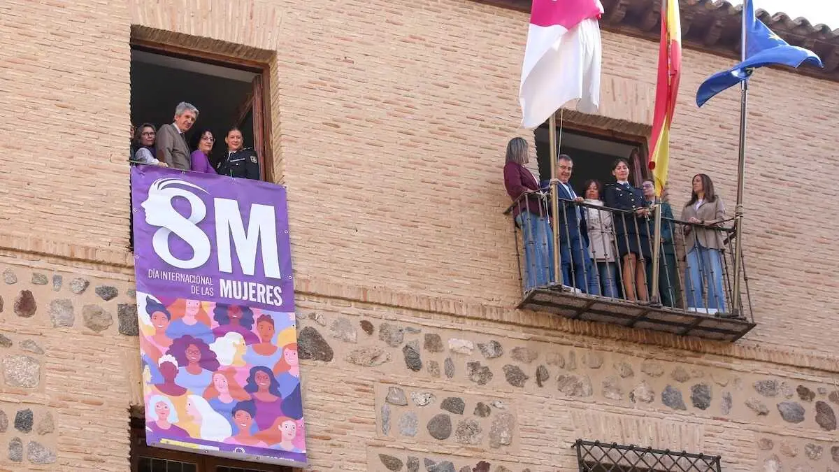 El delegado del Gobierno, Jos&eacute; Pablo Sabrido, despliega en la fachada de la Delegaci&oacute;n del Gobierno en Toledo la pancarta con motivo del D&iacute;a Internacional de las Mujeres - 8M