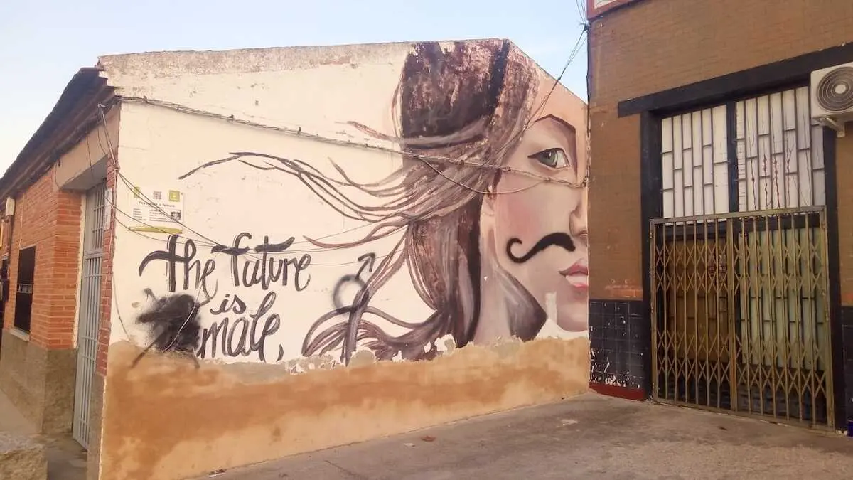 Vandalizan el mural feminista &lsquo;The future is female&rsquo; en Torrijos (Toledo)