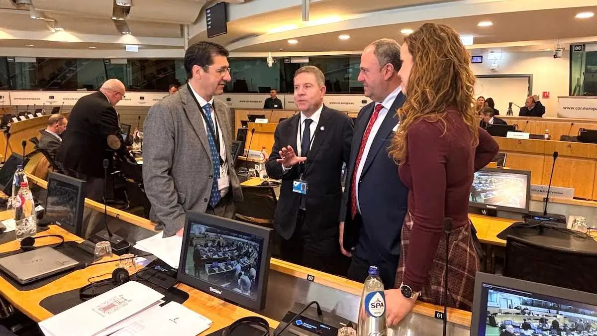 El presidente de Castilla-La Mancha, Emiliano Garc&iacute;a-Page, asiste, en Bruselas, al Di&aacute;logo de Alto nivel sobre la PAC y el Desarrollo Rural del Comit&eacute; de las Regiones (CdR), que se celebra en la sede del CdR en el edificio Jaques Delors, Rue Belliard 99-101, de la capital europea.