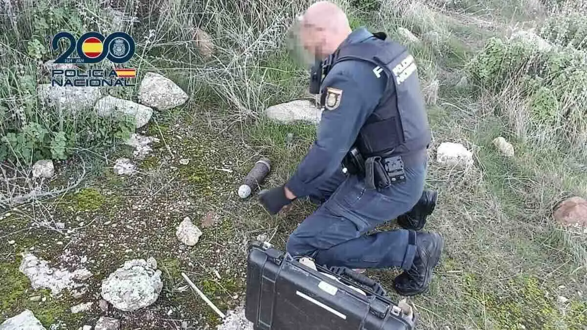 En la imagen de archivo un agente de los Tedax de la Polic&iacute;a Nacional desactiva un proyectil hallado en un paraje