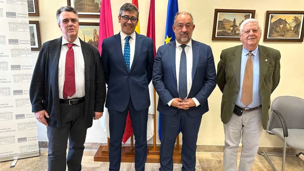 El director de la Real Academia de Bellas Artes y Ciencias Hist&oacute;ricas de Toledo, Eduardo S&aacute;nchez Butrague&ntilde;o, junto al rector de la UCLM, Juli&aacute;n Garde