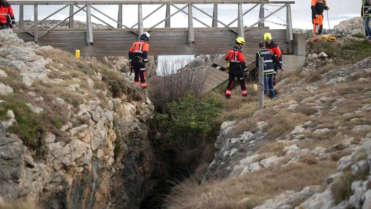Las labores para tratar de encontrar a la persona desaparecida tras el colapso de una pasarela costera de Santander, que ha provocado cinco j&oacute;venes fallecidos, contin&uacute;an desde las 8:00 horas - EFE/Pedro Puente Hoyos