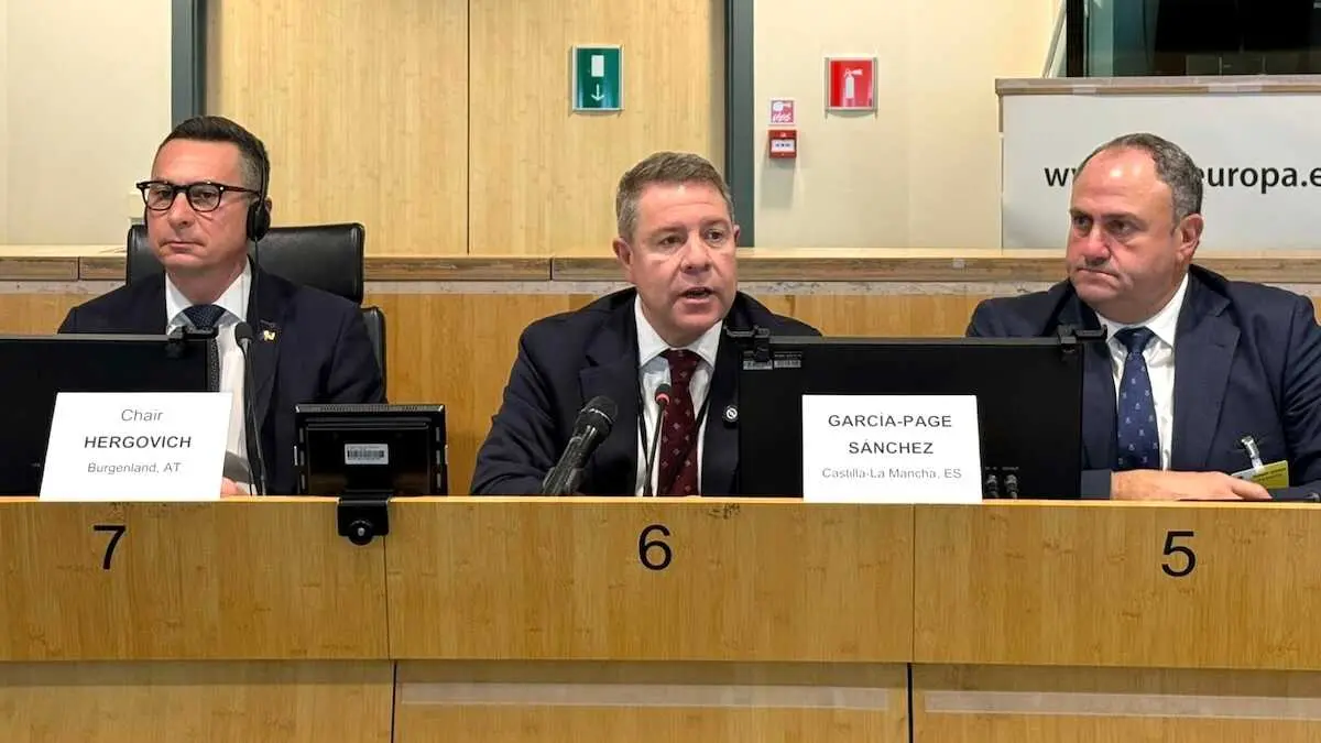 El presidente de Castilla-La Mancha, Emiliano Garc&iacute;a-Page, asiste, en Bruselas, a la 4&ordf; reuni&oacute;n del Intergrupo del Vino, que se celebra en la planta 5 (sala JDE 52) del Edificio Jacques Delors del Comit&eacute; de las Regiones, en Rue Belliard 99-101 de la capital.