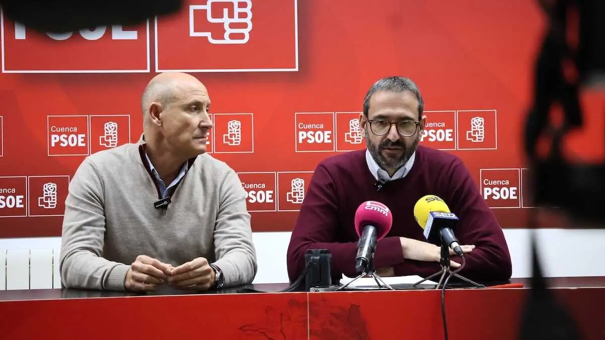 El secretario de Organizaci&oacute;n del PSOE de Castilla-La Mancha, Sergio Guti&eacute;rrez (d), junto Luis Carlos Sahuquillo, durante la rueda de prensa que han ofrecido en Cuenca