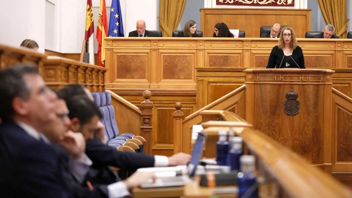 La consejera de Igualdad de Castilla-La Mancha, Sara Sim&oacute;n, durante su intervenci&oacute;n en el Pleno de las Cortes regionales de este jueves