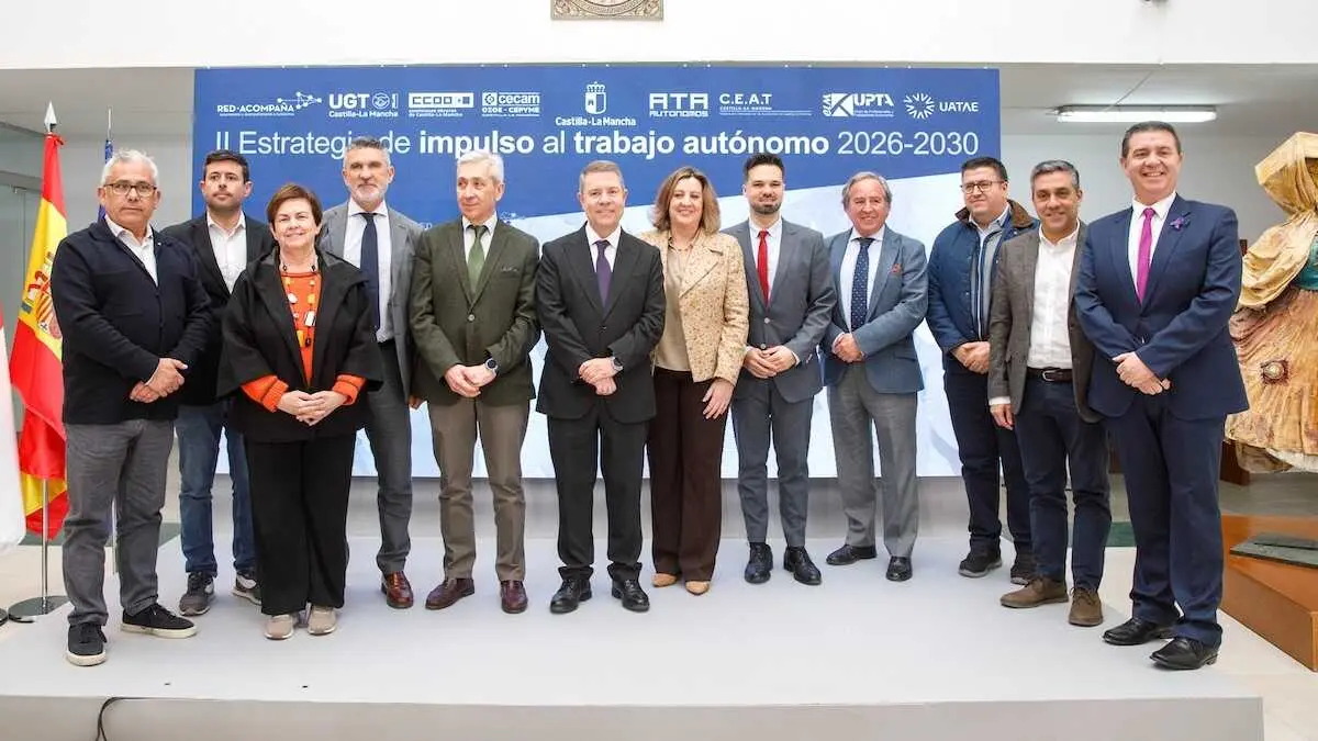 El jefe del Gobierno regional, Emiliano Garc&iacute;a-Page, ha firmado con los agentes sociales la II Estrategia de Impulso al Trabajo Aut&oacute;nomo 2026-2030.