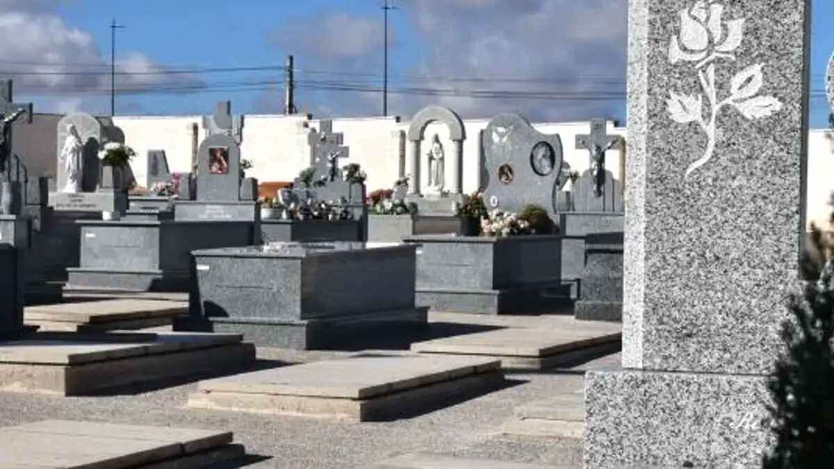 Rescatan a una mujer de 81 a&ntilde;os tras caer a una fosa en el cementerio de Daimiel (Ciudad Real) - Fotograf&iacute;a: Onda Cero