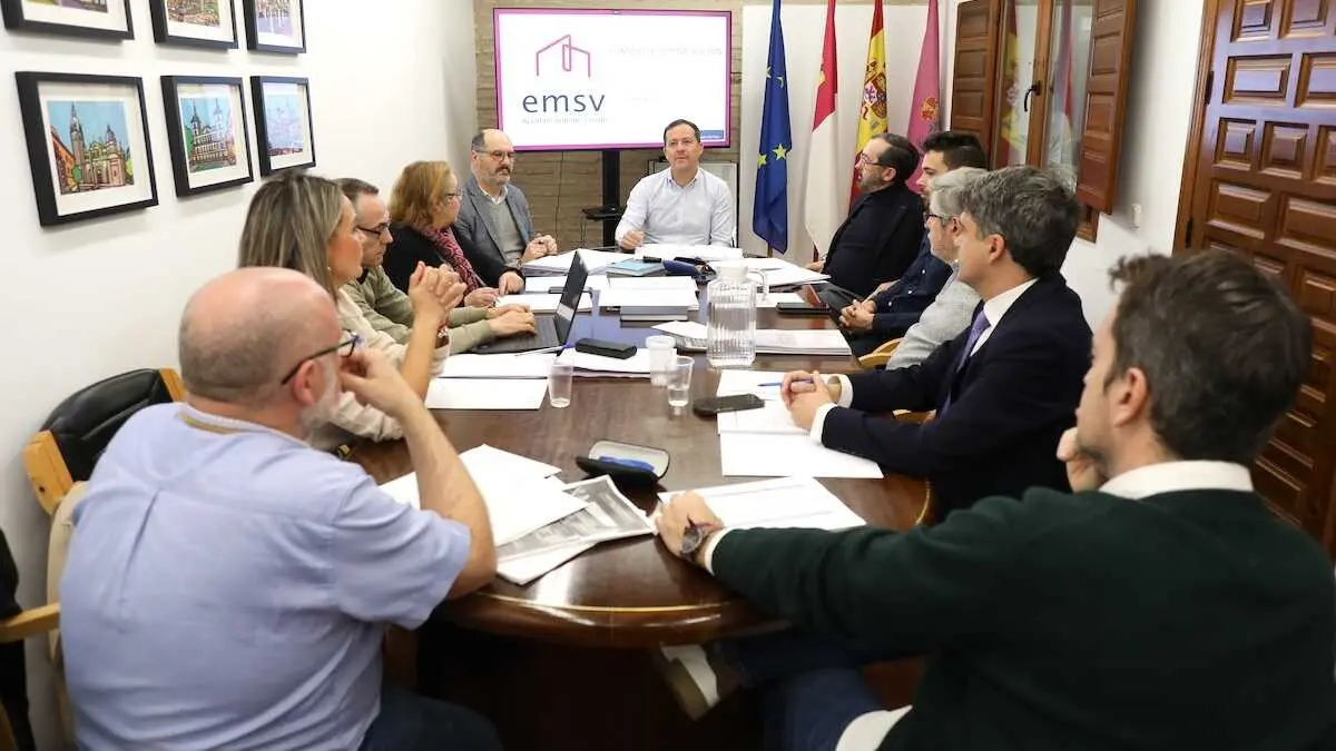 En la imagen un instante de la reuni&oacute;n del Consejo de Administraci&oacute;n de la EMSVT