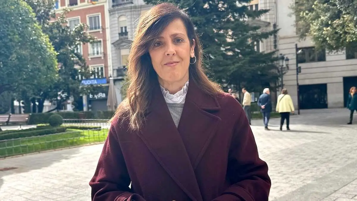 La diputada regional del PP, Mar&iacute;a Gil, atendiendo a los medios este s&aacute;bado en Albacete