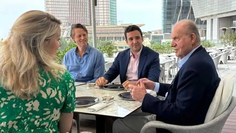 En la imagen el rey em&eacute;rito Juan Carlos I junto a su nieto Froil&aacute;n y unos amigos en Abu Dabi