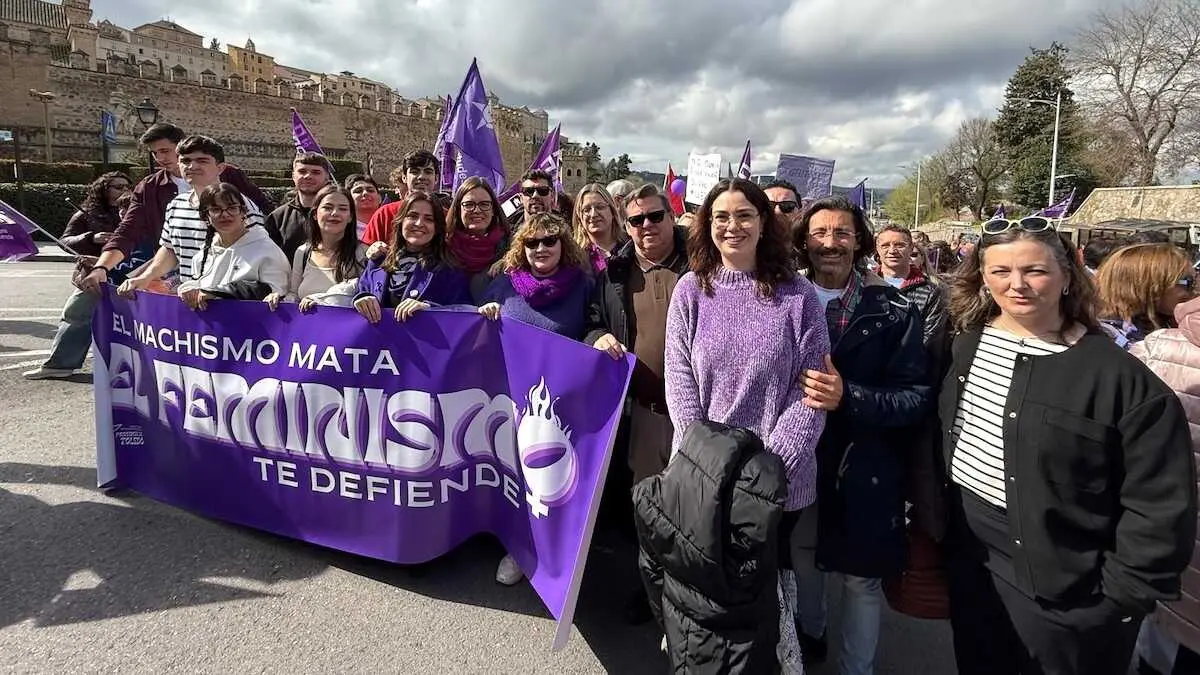 La portavoz de Igualdad del Grupo Socialista en las Cortes de Castilla-La Mancha, Charo Garc&iacute;a Saco (d), ha participado en la manifestaci&oacute;n del 8M convocada en la capital regional